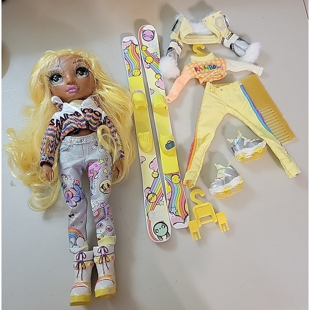 Rainbow High‎ Sunny Madison Winter Break Fashion Doll Skis Outfit